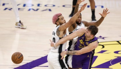 东契奇21+14+9里夫斯30分 湖人轻取马刺两连胜